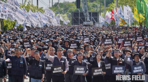 25일 오후 경남 진주 CU 물류센터 앞에서 열린 '화물연대 총력결의대회'에서 참석자들이 사망한 조합원을 추모하며 구호를 외치고 있다.