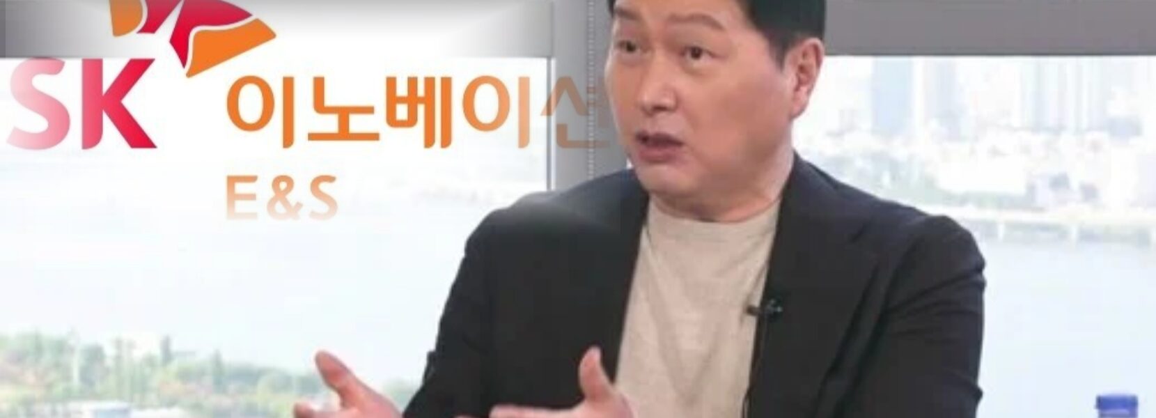 SK E&S에서 발생한 15GB 규모의 해킹 사고가 법정 신고 의무를 어기고 40개월간 은폐되었다가, 국회 조사를 앞둔 2026년 3월에야 뒤늦게 신고된 사실이 확인됐다. 지주사인 SK㈜가 IT 아웃소싱과 인적 결합을 통해 자회사를 실질적으로 관리해 온 만큼, 최태원 회장의 사고 인지 여부와 그룹 차원의 조직적 은폐 의혹에 대한 철저한 조사가 요구된다. 사진=SK그룹 제공, 그래픽=뉴스필드.