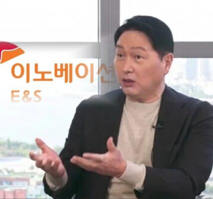 SK E&S에서 발생한 15GB 규모의 해킹 사고가 법정 신고 의무를 어기고 40개월간 은폐되었다가, 국회 조사를 앞둔 2026년 3월에야 뒤늦게 신고된 사실이 확인됐다. 지주사인 SK㈜가 IT 아웃소싱과 인적 결합을 통해 자회사를 실질적으로 관리해 온 만큼, 최태원 회장의 사고 인지 여부와 그룹 차원의 조직적 은폐 의혹에 대한 철저한 조사가 요구된다. 사진=SK그룹 제공, 그래픽=뉴스필드.