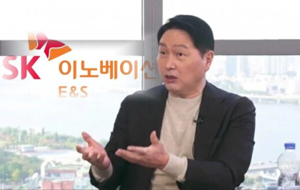 SK E&S에서 발생한 15GB 규모의 해킹 사고가 법정 신고 의무를 어기고 40개월간 은폐되었다가, 국회 조사를 앞둔 2026년 3월에야 뒤늦게 신고된 사실이 확인됐다. 지주사인 SK㈜가 IT 아웃소싱과 인적 결합을 통해 자회사를 실질적으로 관리해 온 만큼, 최태원 회장의 사고 인지 여부와 그룹 차원의 조직적 은폐 의혹에 대한 철저한 조사가 요구된다. 사진=SK그룹 제공, 그래픽=뉴스필드.