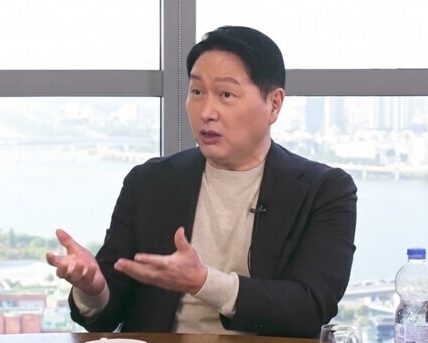 최태원 SK그룹 회장 겸 대한상공회의소 회장이 유튜브 '삼프로TV', '언더스탠딩', '압권' 등 3개 채널의 연합 인터뷰에 출연해 저성장 해법을 설명하고 있다. 사진=SK그룹 제공.