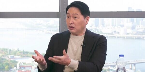 최태원 SK그룹 회장 겸 대한상공회의소 회장이 유튜브 '삼프로TV', '언더스탠딩', '압권' 등 3개 채널의 연합 인터뷰에 출연해 저성장 해법을 설명하고 있다. 사진=SK그룹 제공.