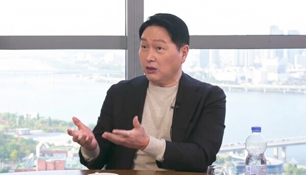 최태원 SK그룹 회장 겸 대한상공회의소 회장이 유튜브 '삼프로TV', '언더스탠딩', '압권' 등 3개 채널의 연합 인터뷰에 출연해 저성장 해법을 설명하고 있다. 사진=SK그룹 제공.