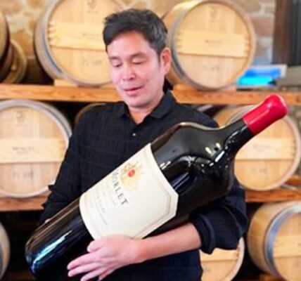정용진 신세계그룹 회장이 대형 와인 병을 들고 포즈를 취하고 있는 모습. 사진=정용진 회장 인스타그램.