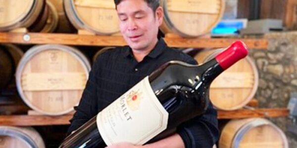 정용진 신세계그룹 회장이 대형 와인 병을 들고 포즈를 취하고 있는 모습. 사진=정용진 회장 인스타그램.