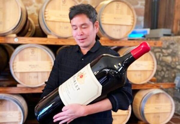 정용진 신세계그룹 회장이 대형 와인 병을 들고 포즈를 취하고 있는 모습. 사진=정용진 회장 인스타그램.