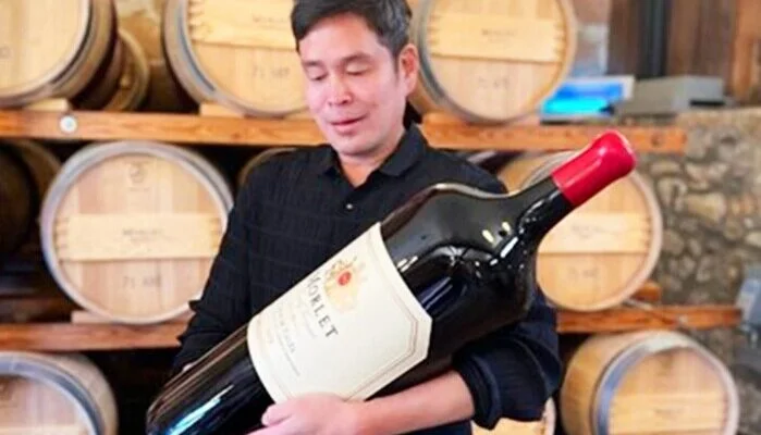 정용진 신세계그룹 회장이 대형 와인 병을 들고 포즈를 취하고 있는 모습. 사진=정용진 회장 인스타그램.