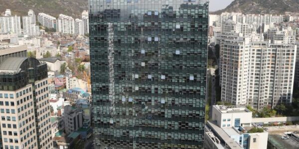 서울 종로구 NH농협타워 옥상에 NH농협지부가 설치한 대형 현수막이 걸려 있다. 현수막에는 "농협자율 침해하는 농협법 개악 중단!"이라는 문구가 적혀 있으며, 노조는 강호동 회장의 비위와 연계된 정부의 관치 시도를 강력히 규탄하고 있다.