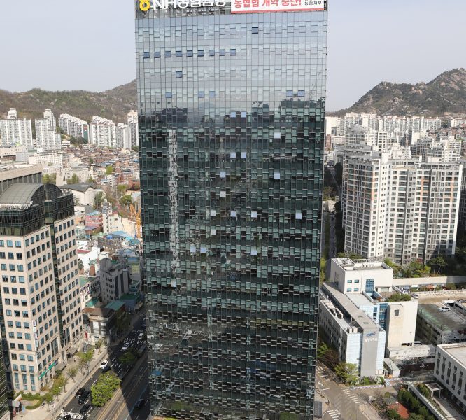 서울 종로구 NH농협타워 옥상에 NH농협지부가 설치한 대형 현수막이 걸려 있다. 현수막에는 "농협자율 침해하는 농협법 개악 중단!"이라는 문구가 적혀 있으며, 노조는 강호동 회장의 비위와 연계된 정부의 관치 시도를 강력히 규탄하고 있다.