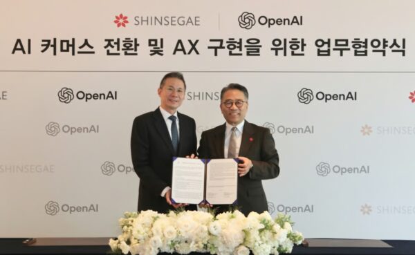 6일 웨스틴 조선 서울에서 진행된 신세계그룹과 오픈AI의 ‘AI 커머스 사업협력’ 행사 협약식에서 임영록 신세계그룹 경영전략실장 사장(사진 오른쪽)과 김경훈 오픈AI 코리아 총괄대표가 서명 후 기념 촬영을 했다. 사진=신세계그룹 제공