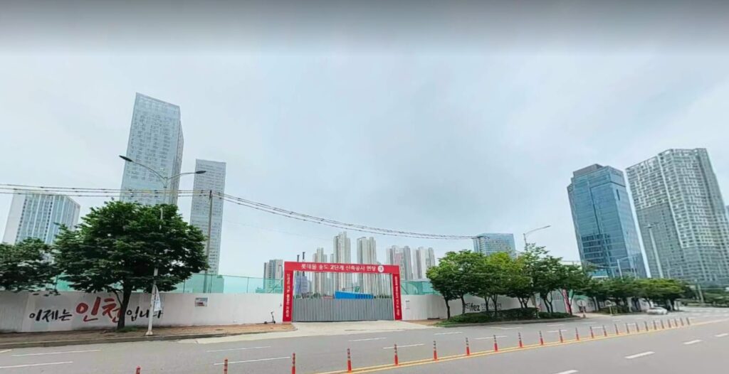 2025년 8월 촬영된 송도 롯데몰 신축공사 현장 모습. 사진=다음 로드뷰