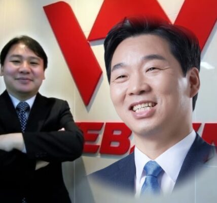 웹젠 김태영 대표이사(왼쪽)와 최대주주 김병관 전 더불어민주당 의원. 대법원 부당노동행위 패소 판결이 난 가운데, 소송 기간 김태영 대표를 포함한 사내이사 3인은 보수와 스톡옵션으로 약 91억 원을 수령했고, 김병관 전 의원은 배당으로만 약 162억 원을 받은 것으로 확인됐다. (사진=웹젠, 편집=뉴스필드)