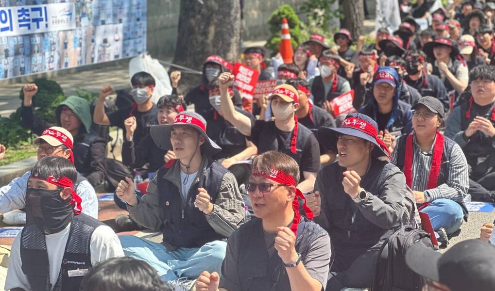 9일 오후 서울 종로구 청와대 사랑채 앞에서 열린 ‘일방적·졸속적 지방이전 반대! 혁신도시 정주여건 개선! 노정협의 촉구! 결의대회’에서 공공운수노조 조합원들이 정부의 일방적인 공공기관 2차 이전 추진을 규탄하며 구호를 외치고 있다.