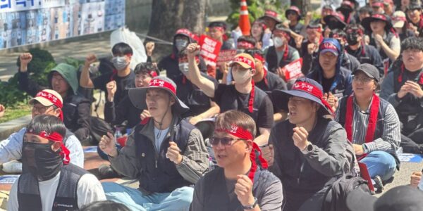 9일 오후 서울 종로구 청와대 사랑채 앞에서 열린 ‘일방적·졸속적 지방이전 반대! 혁신도시 정주여건 개선! 노정협의 촉구! 결의대회’에서 공공운수노조 조합원들이 정부의 일방적인 공공기관 2차 이전 추진을 규탄하며 구호를 외치고 있다.