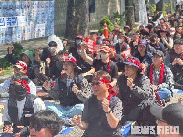 9일 오후 서울 종로구 청와대 사랑채 앞에서 열린 ‘일방적·졸속적 지방이전 반대! 혁신도시 정주여건 개선! 노정협의 촉구! 결의대회’에서 공공운수노조 조합원들이 정부의 일방적인 공공기관 2차 이전 추진을 규탄하며 구호를 외치고 있다.