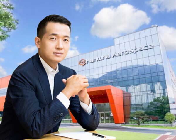 한화그룹 김동관 부회장(한화에어로스페이스 전략부문 대표이사)과 한화에어로스페이스 본사 전경. (사진=한화그룹, 그래픽=뉴스필드)