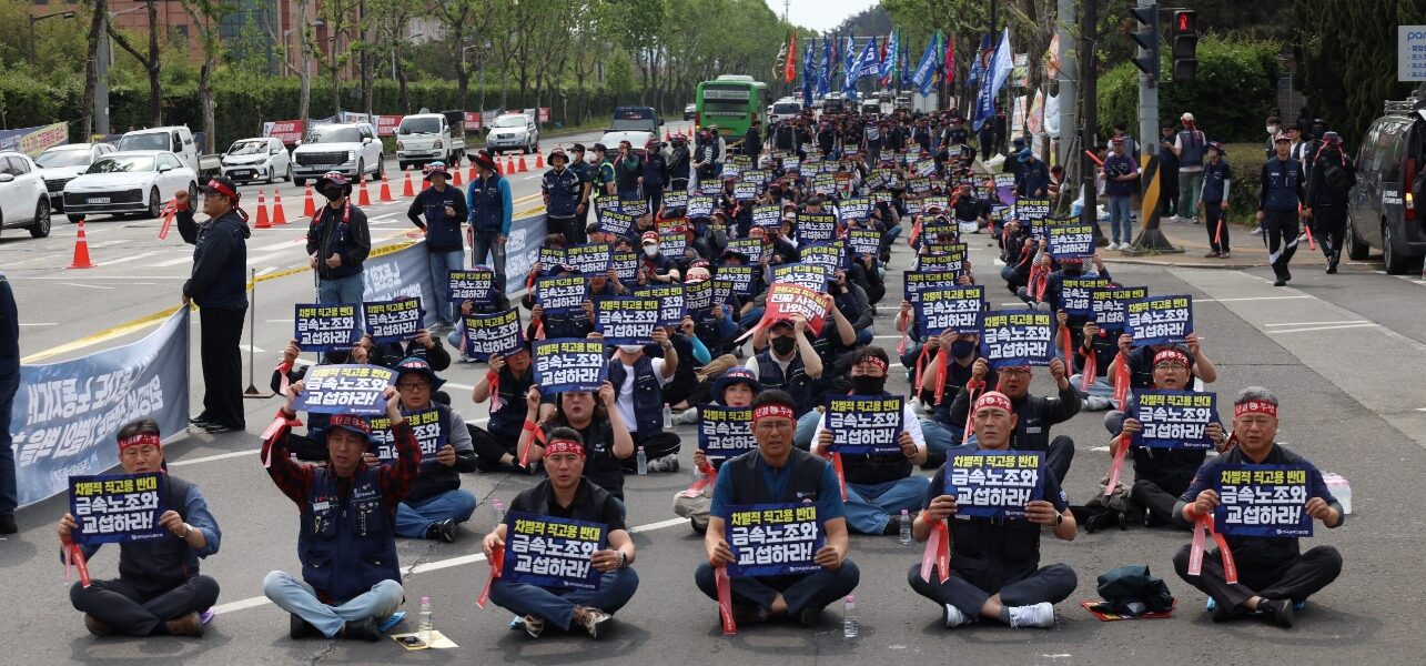 12일 오전 포항 포스코 본사 정문 앞, 금속노조 조합원들이 원청교섭 거부를 항의하고 있다.