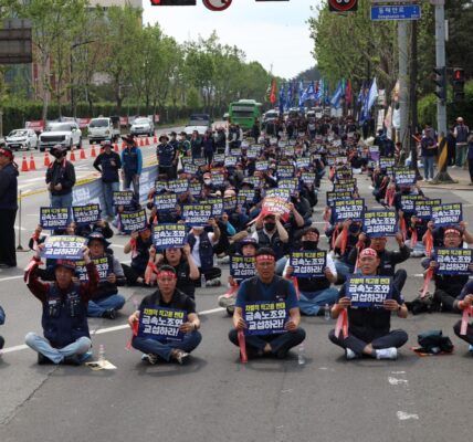12일 오전 포항 포스코 본사 정문 앞, 금속노조 조합원들이 원청교섭 거부를 항의하고 있다.