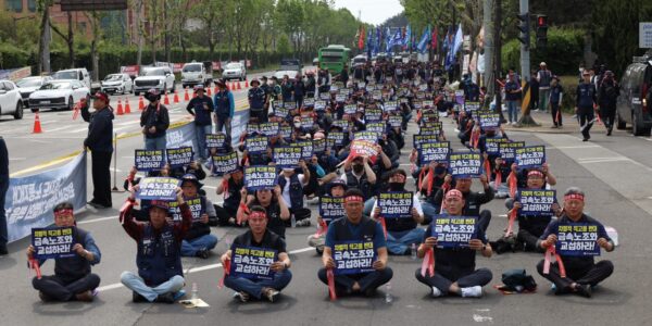 12일 오전 포항 포스코 본사 정문 앞, 금속노조 조합원들이 원청교섭 거부를 항의하고 있다.