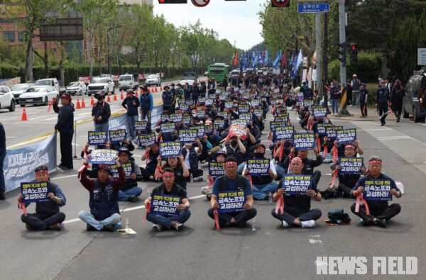 12일 오전 포항 포스코 본사 정문 앞, 금속노조 조합원들이 원청교섭 거부를 항의하고 있다.