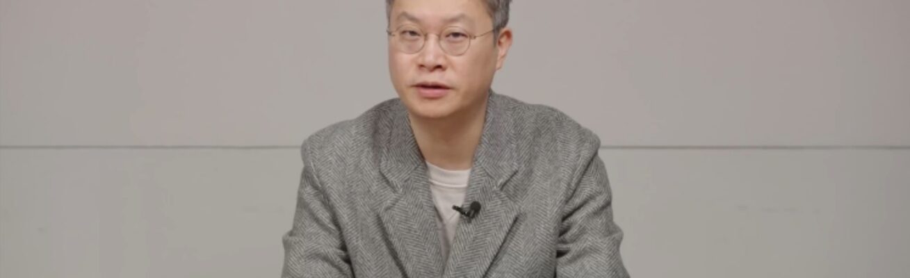 2026년 2월 10일 칼리버스 공식 디스코드 AMA 세션에서 김동규 대표가 영상을 통해 직접 발언하고 있다. 화면 자막에는 "향후 체커의 기준이 될 데이터는 Pod NFT, CP NFT, 그리고 가칭 시티즌 NFT입니다"라고 적혀 있다. 환불 공지(2026년 4월 30일) 불과 두 달 전까지도 NFT 보유를 통한 보상 시스템을 약속했다는 점에서, NFT 구매를 유인한 정황의 핵심 증거로 주목된다. (출처: 디스코드 화면 캡처)