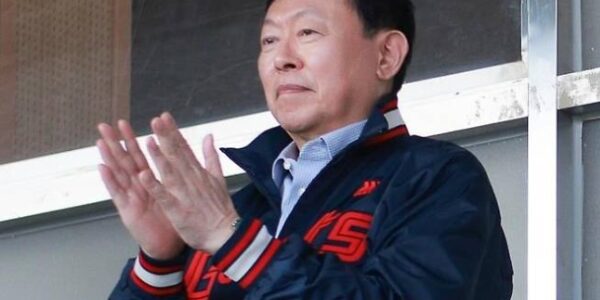2024년 신동빈 롯데그룹 회장이 구단주로 있는 프로야구 롯데 자이언츠 경기장을 찾은 모습. (사진=롯데지주)