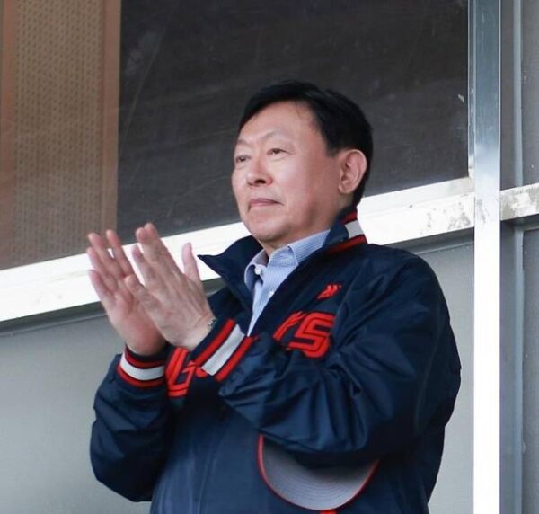 2024년 신동빈 롯데그룹 회장이 구단주로 있는 프로야구 롯데 자이언츠 경기장을 찾은 모습. (사진=롯데지주)
