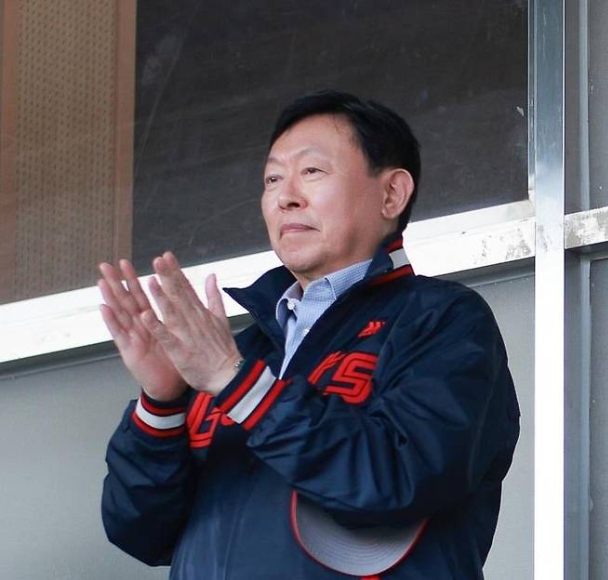 2024년 신동빈 롯데그룹 회장이 구단주로 있는 프로야구 롯데 자이언츠 경기장을 찾은 모습. (사진=롯데지주)