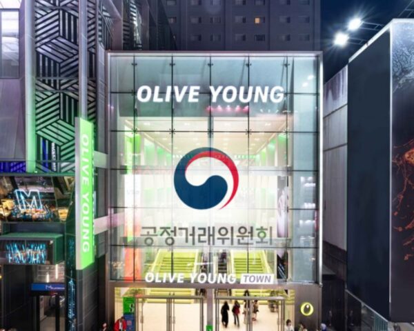 서울 명동의 '올리브영 센트럴 명동 타운' 외부 전경과 공정거래위원회 로고. (사진=올리브영, 공정위 제공, 편집=뉴스필드)