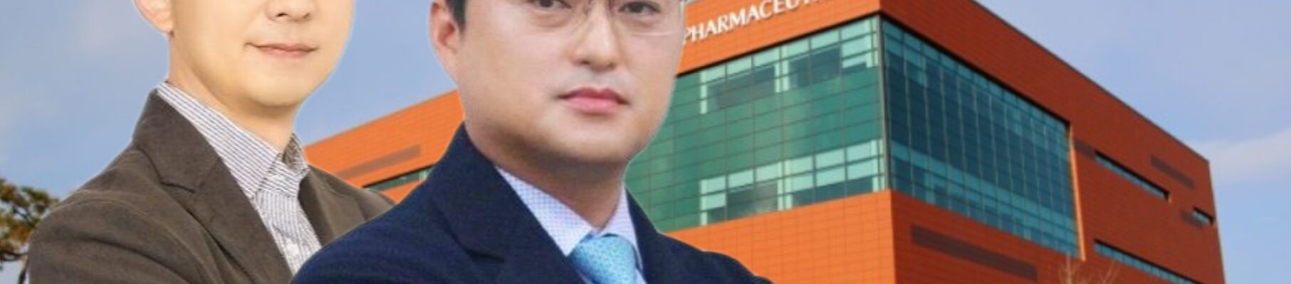 이창재 대표(오른쪽·국내사업 총괄, 이사회 의장)와 박성수 대표(글로벌·R&D 총괄). 배경은 대웅제약 오송 스마트 공장. (사진=대웅제약, 사진 편집=뉴스필드)