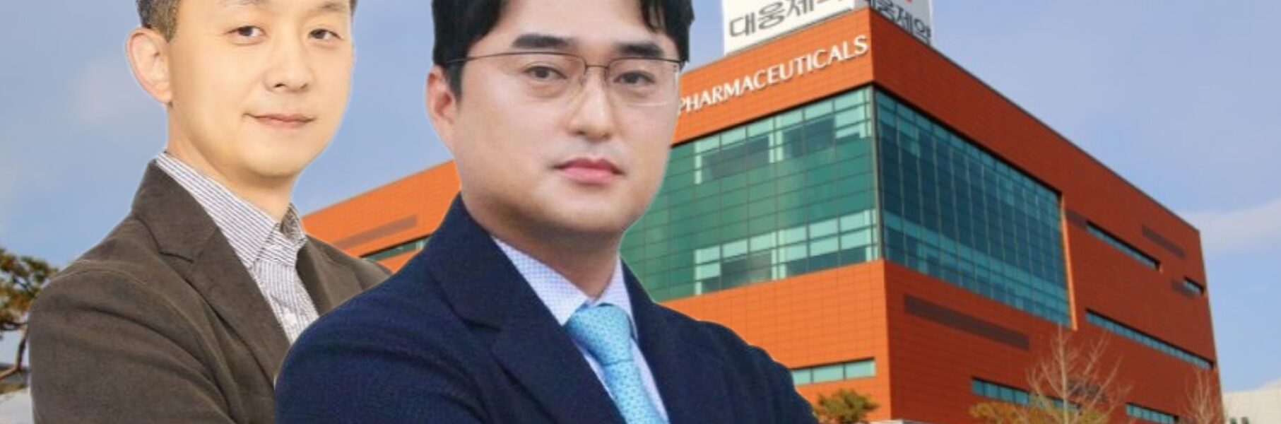 이창재 대표(오른쪽·국내사업 총괄, 이사회 의장)와 박성수 대표(글로벌·R&D 총괄). 배경은 대웅제약 오송 스마트 공장. (사진=대웅제약, 사진 편집=뉴스필드)
