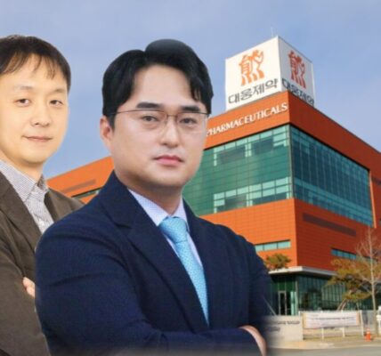 이창재 대표(오른쪽·국내사업 총괄, 이사회 의장)와 박성수 대표(글로벌·R&D 총괄). 배경은 대웅제약 오송 스마트 공장. (사진=대웅제약, 사진 편집=뉴스필드)
