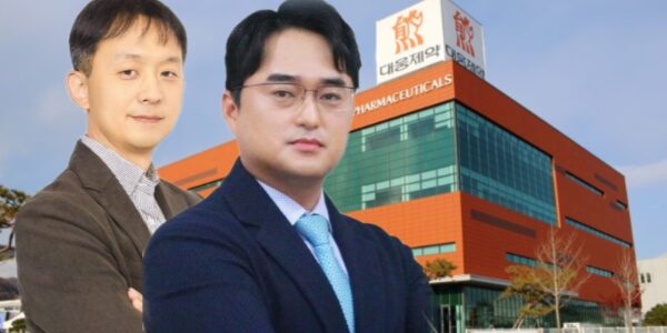 이창재 대표(오른쪽·국내사업 총괄, 이사회 의장)와 박성수 대표(글로벌·R&D 총괄). 배경은 대웅제약 오송 스마트 공장. (사진=대웅제약, 사진 편집=뉴스필드)