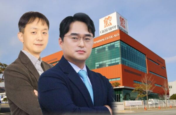 이창재 대표(오른쪽·국내사업 총괄, 이사회 의장)와 박성수 대표(글로벌·R&D 총괄). 배경은 대웅제약 오송 스마트 공장. (사진=대웅제약, 사진 편집=뉴스필드)