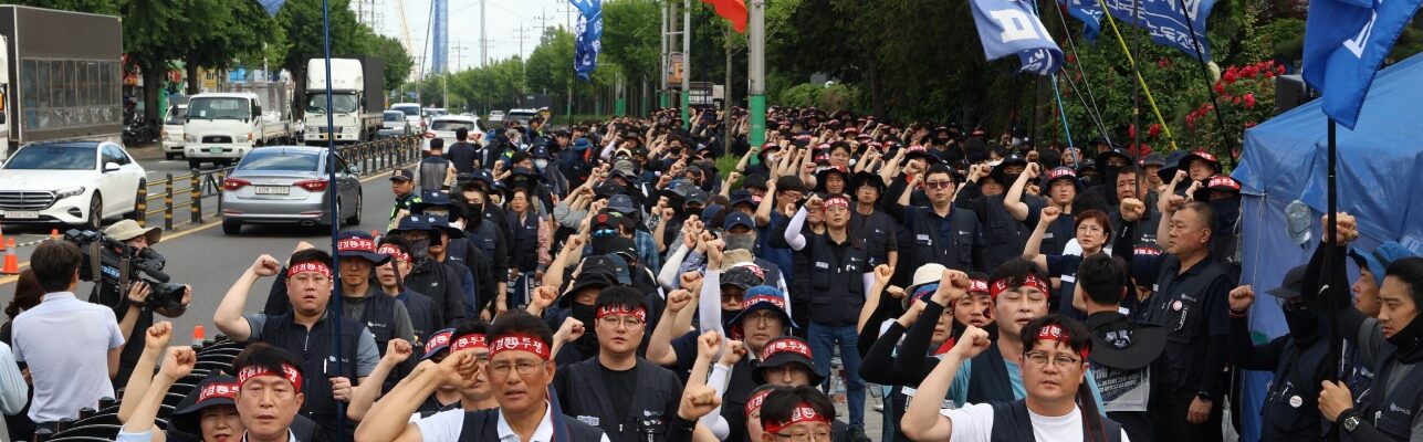 28일 오후 울산 현대자동차 본관 정문 앞에서 열린 '원청교섭 불응 현대차 규탄 금속노조 결의대회'에서 전국금속노동조합 조합원들이 현대차 측에 하청 비정규직 노동자와의 즉각적인 원청교섭에 나설 것을 촉구하며 구호를 외치고 있다.