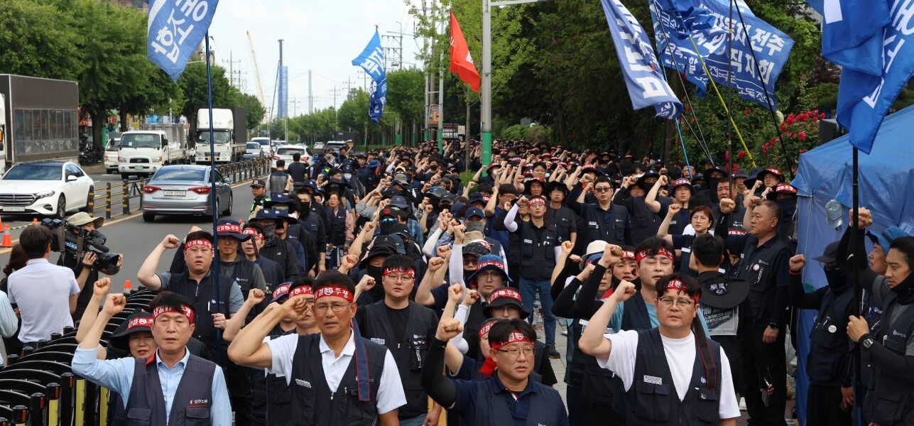 28일 오후 울산 현대자동차 본관 정문 앞에서 열린 '원청교섭 불응 현대차 규탄 금속노조 결의대회'에서 전국금속노동조합 조합원들이 현대차 측에 하청 비정규직 노동자와의 즉각적인 원청교섭에 나설 것을 촉구하며 구호를 외치고 있다.