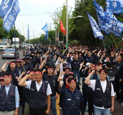 28일 오후 울산 현대자동차 본관 정문 앞에서 열린 '원청교섭 불응 현대차 규탄 금속노조 결의대회'에서 전국금속노동조합 조합원들이 현대차 측에 하청 비정규직 노동자와의 즉각적인 원청교섭에 나설 것을 촉구하며 구호를 외치고 있다.