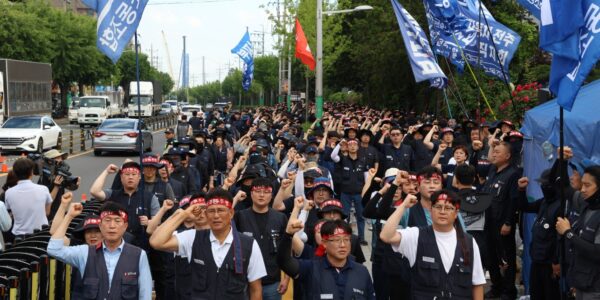 28일 오후 울산 현대자동차 본관 정문 앞에서 열린 '원청교섭 불응 현대차 규탄 금속노조 결의대회'에서 전국금속노동조합 조합원들이 현대차 측에 하청 비정규직 노동자와의 즉각적인 원청교섭에 나설 것을 촉구하며 구호를 외치고 있다.