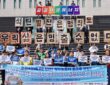 14일 오전 서울 종로구 세종문화회관 앞에서 열린 '6.13 정의로운 전환 노동자·시민 대행진 선포 기자회견'에서 참가자들이 "공공재생에너지 확대"와 "발전노동자 총고용 보장" 문구가 적힌 피켓을 들고 구호를 외치고 있다.