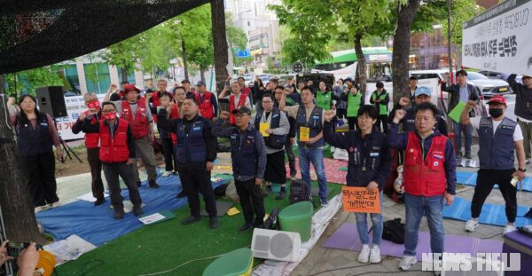 6일 오후 인천 남동구 소재 맹성규 국회의원 사무실 인근 고공농성장 아래에서 택시 노동자들이 '택시발전법 개정안'의 국무회의 의결을 규탄하는 문화제를 진행하고 있다.