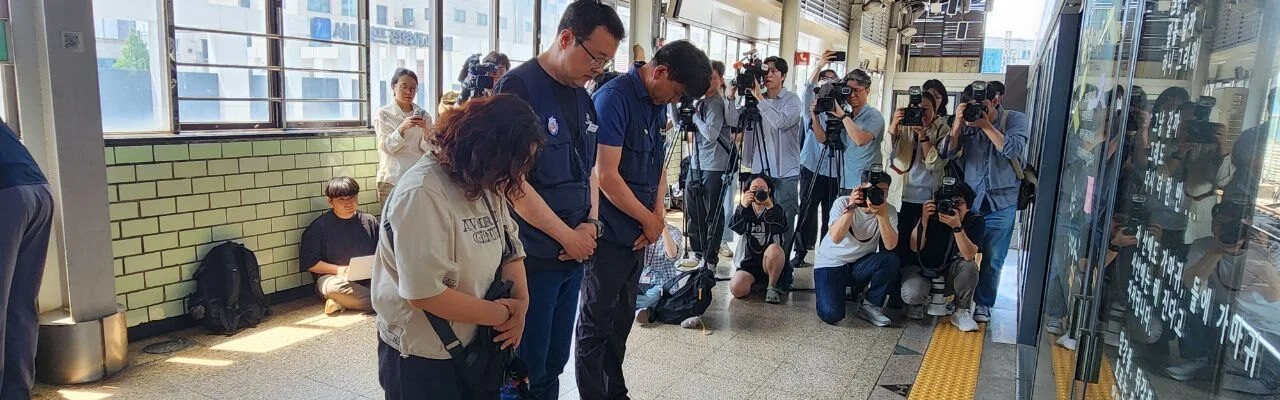 18일 오전 서울 지하철 2호선 구의역 대합실에서 공공운수노조, 철도지하철협의회, 서울교통공사노조 관계자들이 '구의역 산재사망 참사 10주기 추모주간 선포 기자회견'을 열고 위험업무 2인 1조 법제화와 안전 인력 확충을 촉구했다.