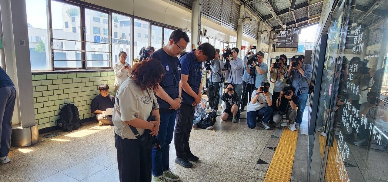 18일 오전 서울 지하철 2호선 구의역 대합실에서 공공운수노조, 철도지하철협의회, 서울교통공사노조 관계자들이 '구의역 산재사망 참사 10주기 추모주간 선포 기자회견'을 열고 위험업무 2인 1조 법제화와 안전 인력 확충을 촉구했다.
