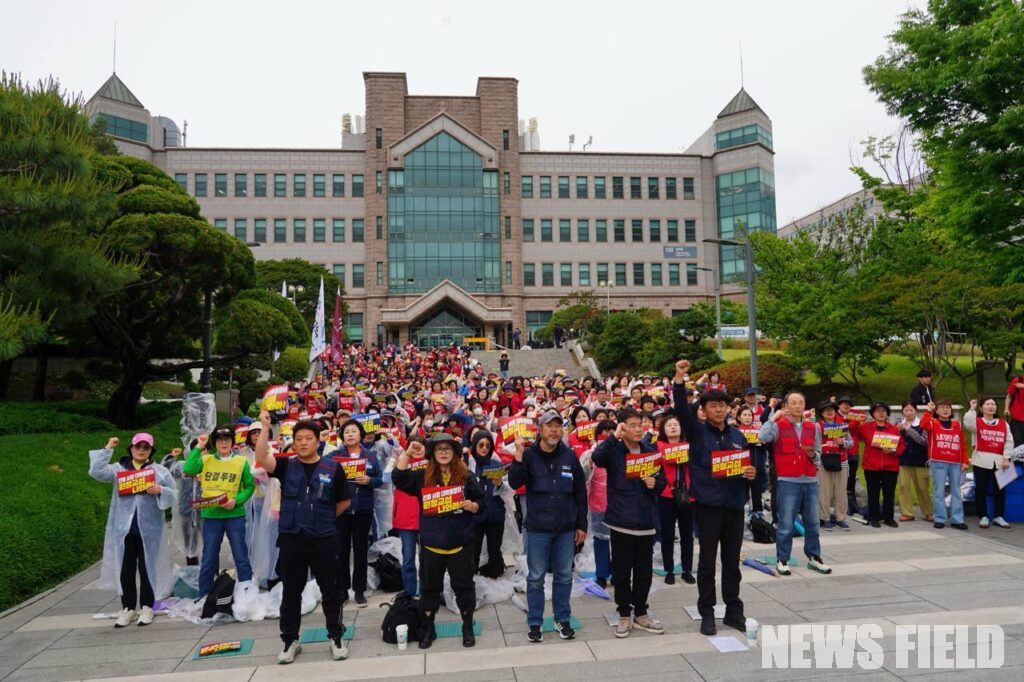 21일 오후 서울 서대문구 연세대학교 공학원 앞에서 열린 '전국 대학 비정규직 노동자 원청교섭 쟁취 전국집중 결의대회'에서 공공운수노조 조합원들이 "진짜사장 대학 당국이 직접 교섭에 나서라" 등의 구호가 적힌 피켓을 들고 구호를 외치고 있다.