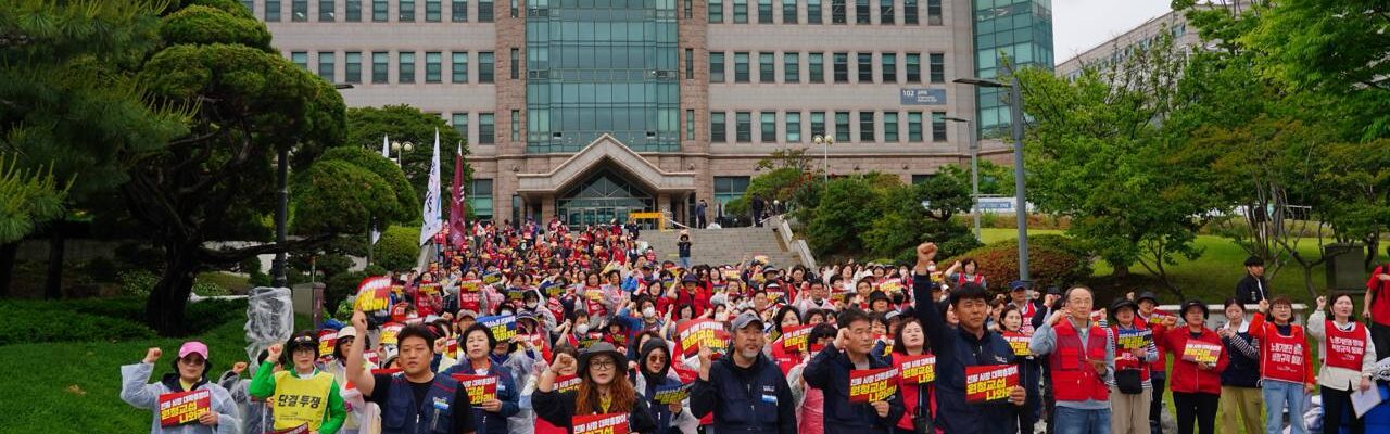 21일 오후 서울 서대문구 연세대학교 공학원 앞에서 열린 '전국 대학 비정규직 노동자 원청교섭 쟁취 전국집중 결의대회'에서 공공운수노조 조합원들이 "진짜사장 대학 당국이 직접 교섭에 나서라" 등의 구호가 적힌 피켓을 들고 구호를 외치고 있다.