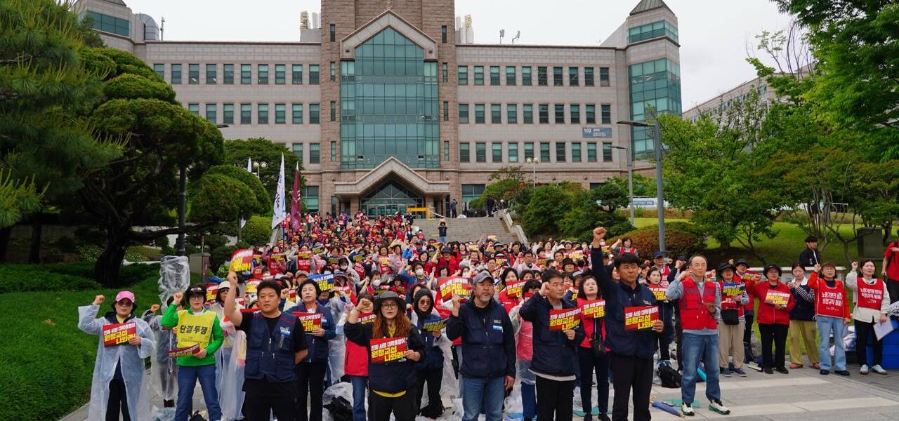 21일 오후 서울 서대문구 연세대학교 공학원 앞에서 열린 '전국 대학 비정규직 노동자 원청교섭 쟁취 전국집중 결의대회'에서 공공운수노조 조합원들이 "진짜사장 대학 당국이 직접 교섭에 나서라" 등의 구호가 적힌 피켓을 들고 구호를 외치고 있다.