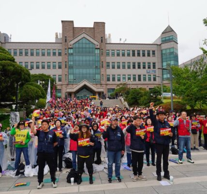 21일 오후 서울 서대문구 연세대학교 공학원 앞에서 열린 '전국 대학 비정규직 노동자 원청교섭 쟁취 전국집중 결의대회'에서 공공운수노조 조합원들이 "진짜사장 대학 당국이 직접 교섭에 나서라" 등의 구호가 적힌 피켓을 들고 구호를 외치고 있다.