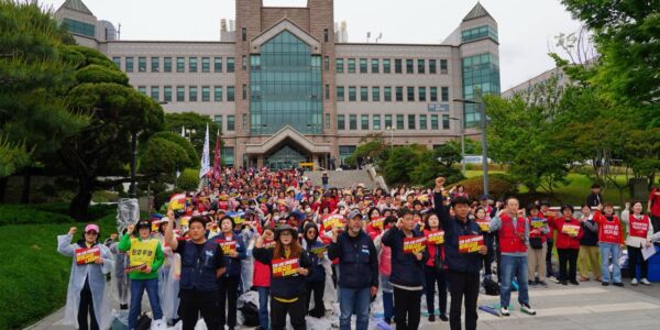 21일 오후 서울 서대문구 연세대학교 공학원 앞에서 열린 '전국 대학 비정규직 노동자 원청교섭 쟁취 전국집중 결의대회'에서 공공운수노조 조합원들이 "진짜사장 대학 당국이 직접 교섭에 나서라" 등의 구호가 적힌 피켓을 들고 구호를 외치고 있다.