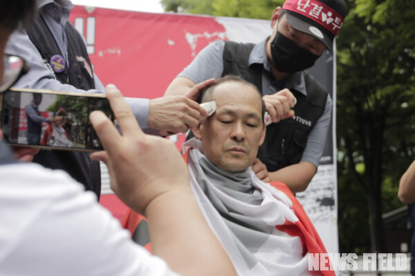 오리온지회 총파업 출정식에서 진행된 삭발식. 임기홍 오리온지회장이 결의를 다지며 삭발을 하고 있다.