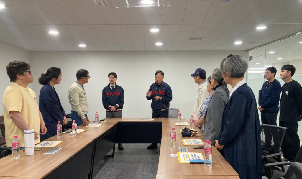 노무현재단 부산지역위원회는 12일 롯데 자이언츠 구단 사무실을 방문해,자이언츠 공식 유튜브 채널 내 노무현 대통령 비하 표현에 항의와 함께 재발 방지를 촉구하는 서한을 전달했다. (사진=노무현재단)