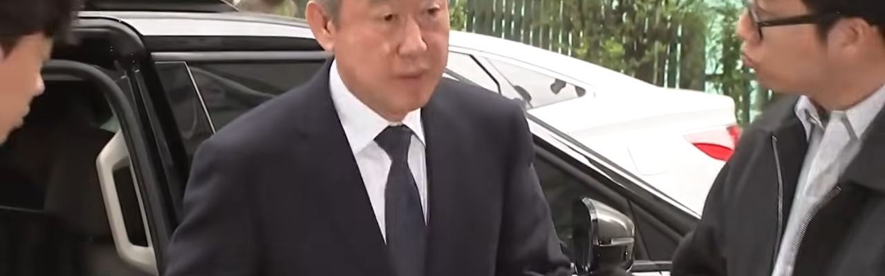 강호동 농협중앙회장이 2026년 4월 4일 오전, 서울경찰청 반부패수사대에 뇌물수수 혐의 피의자 신분으로 첫 소환 조사에 출석하고 있다. 사진=YTN 캡처